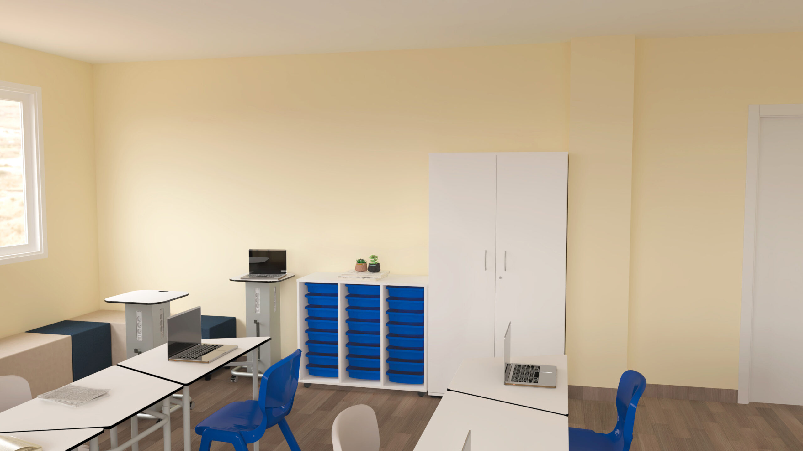 Une salle de classe Ateca moderne avec des bureaux blancs, des chaises bleues, une armoire blanche et plusieurs plateaux bleus. Deux ordinateurs portables et de petites plantes sont posés sur le mobilier. Les murs jaune clair et le sol en bois créent un environnement d'apprentissage CEPA lumineux.