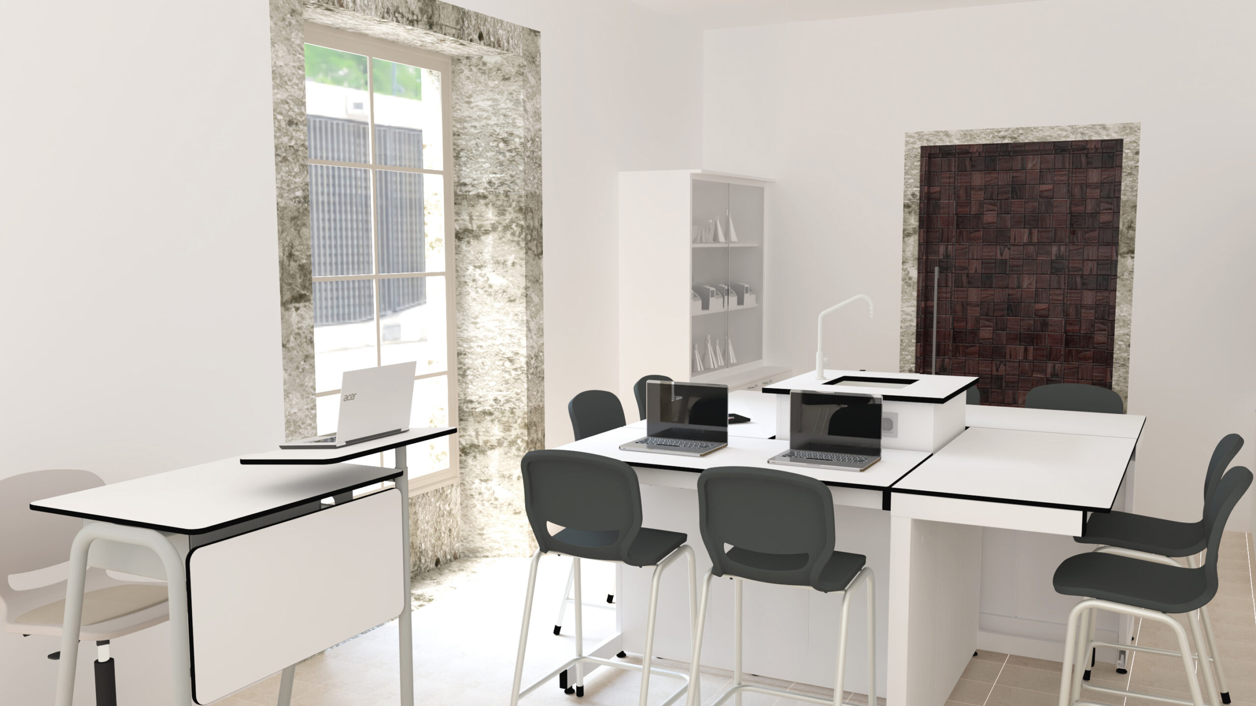 Une salle de classe moderne aux murs et au mobilier blancs ressemble aux laboratoires de pointe, avec des ordinateurs portables sur des tables, des chaises grises, une fenêtre avec de la lumière naturelle, une armoire en verre avec des étagères, et une porte en bois sombre fermée à l'arrière-plan.