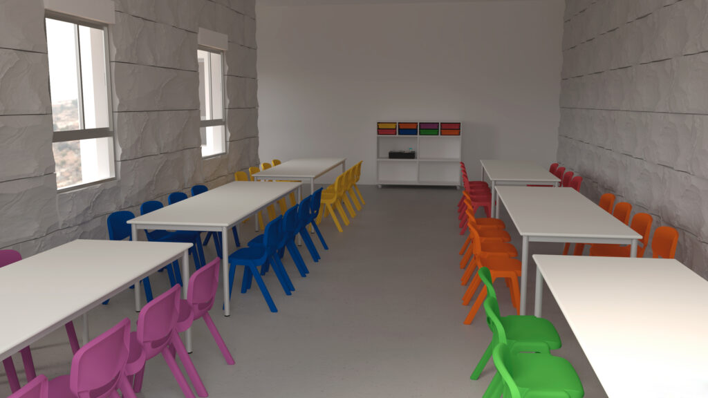 Une salle de classe avec des tables blanches et des chaises colorées - rose, bleu, jaune, orange, rouge et vert - alignées des deux côtés. Il y a des fenêtres sur la gauche et une étagère avec des boîtes au fond de la pièce.