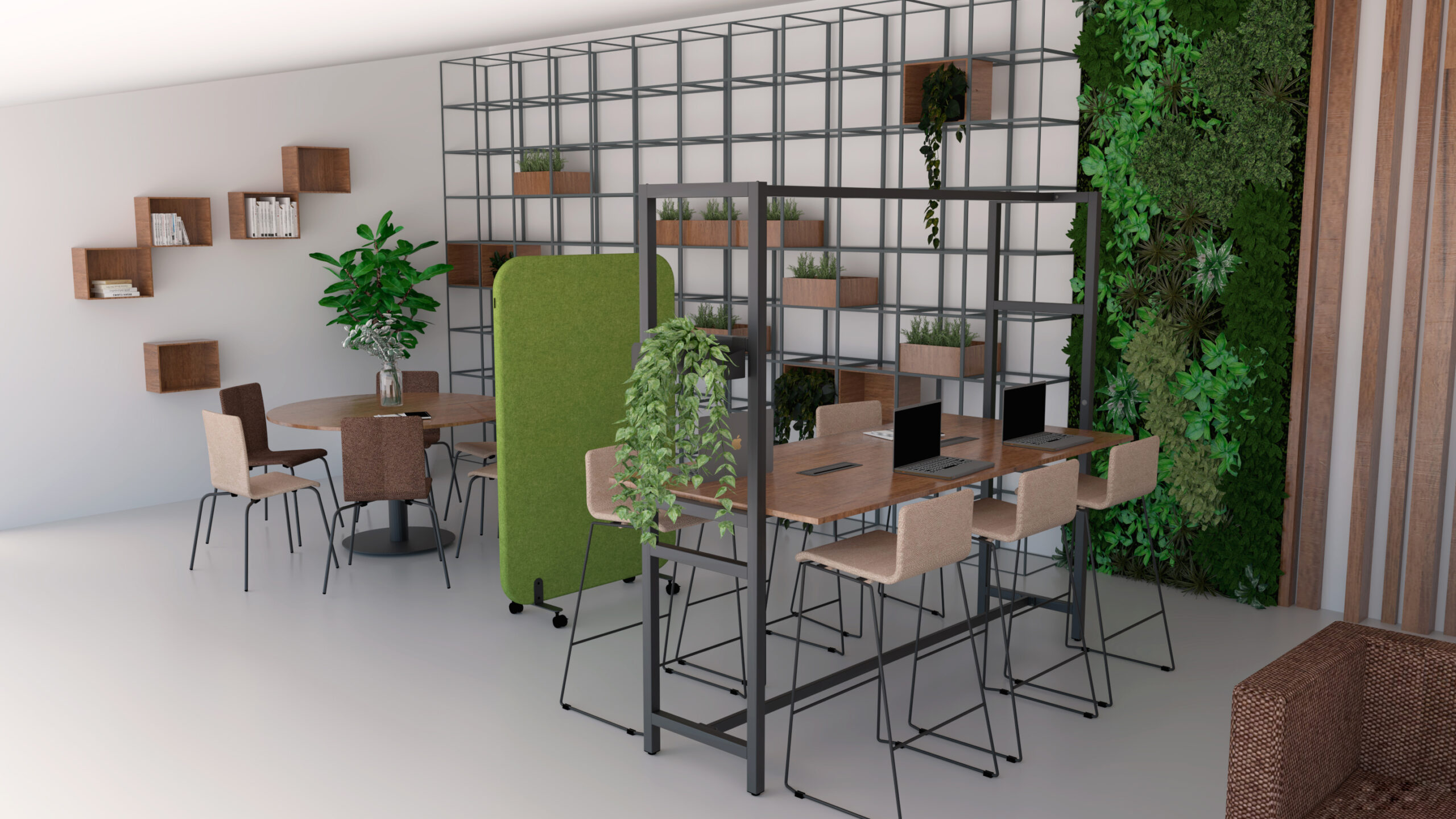 Un espace de bureau moderne comprenant des tables en bois, diverses chaises, des ordinateurs portables, des étagères murales, des plantes en pot, une cloison verte et un jardin vertical le long d'un mur - parfait pour favoriser la collaboration dans les espaces informels.