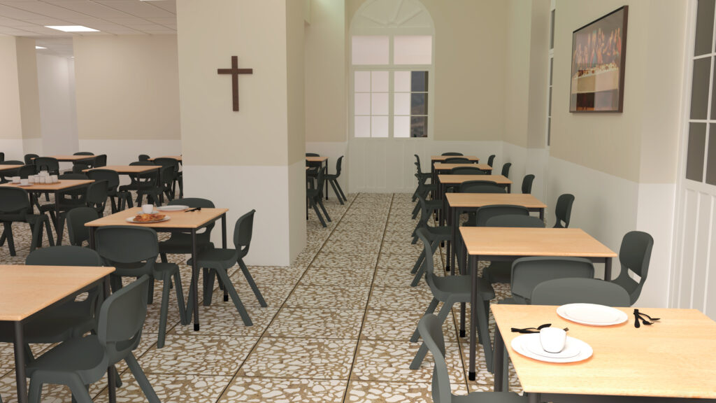 Une salle à manger avec plusieurs tables et chaises vides, des assiettes, des tasses et des couverts. Une croix est accrochée au mur, et une grande fenêtre ainsi qu'un tableau encadré sont visibles à l'arrière-plan. Le sol est recouvert de carreaux à motifs.
