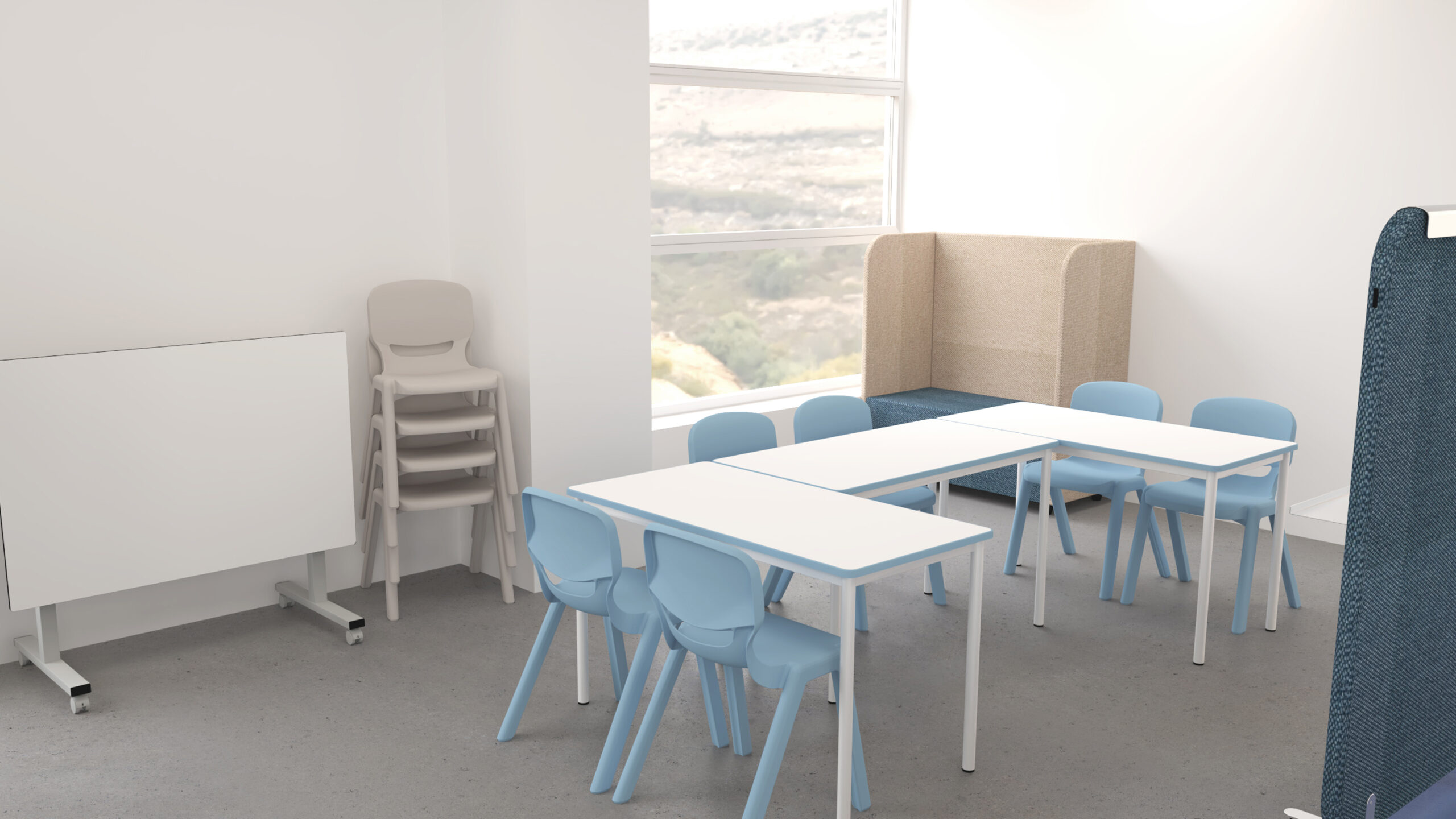 Une salle de classe Ateca moderne avec des chaises bleu clair autour de tables blanches disposées en U, une fenêtre avec une vue panoramique, des chaises beiges empilées, un tableau blanc pliable et une zone de sièges rembourrés dans le coin.