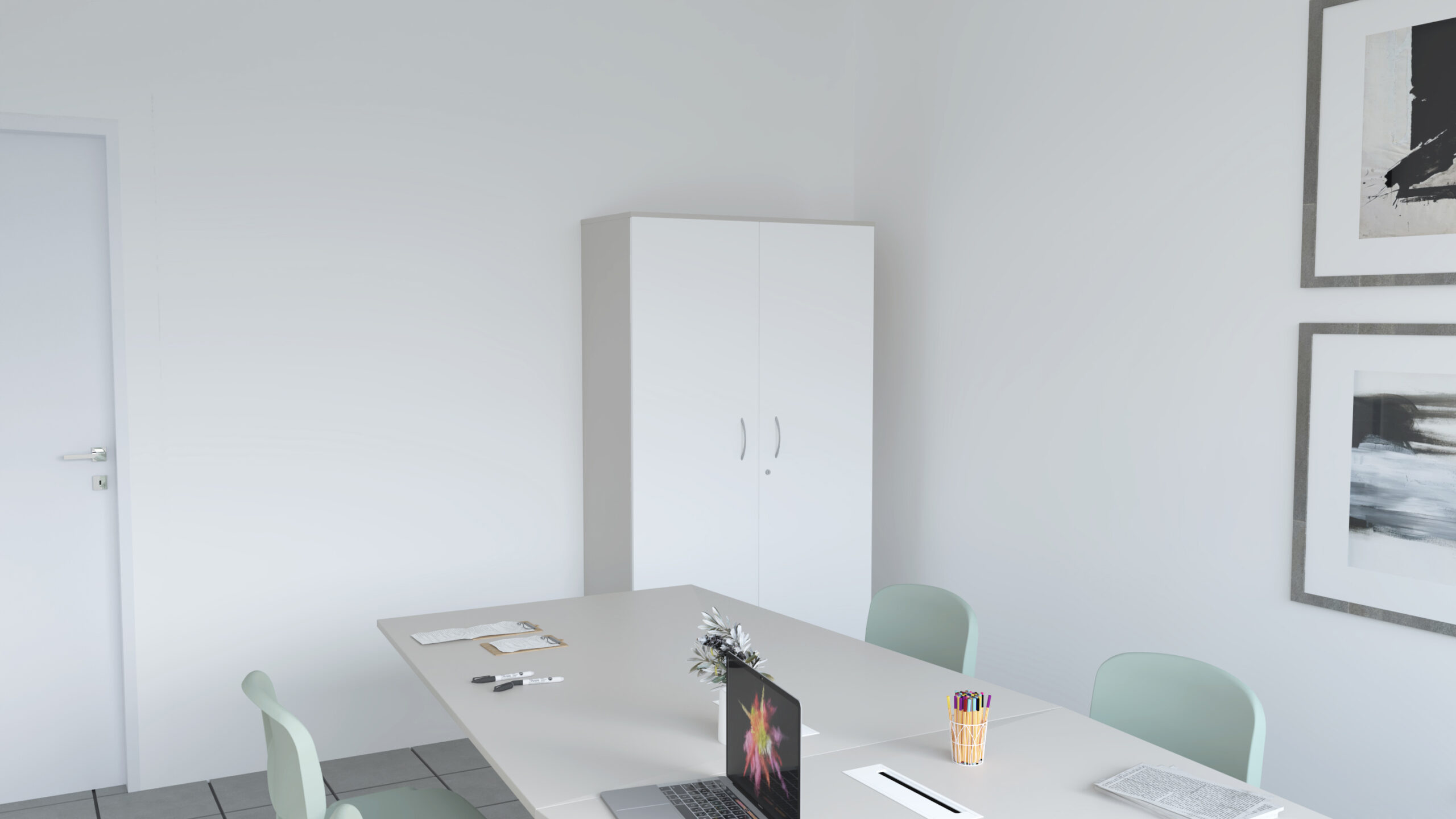 Une salle des enseignants minimaliste comprend une table blanche, des chaises vertes, un ordinateur portable, des documents, des stylos, une plante en pot et un porte-crayon. Une armoire blanche et une œuvre d'art abstraite ornent les murs.