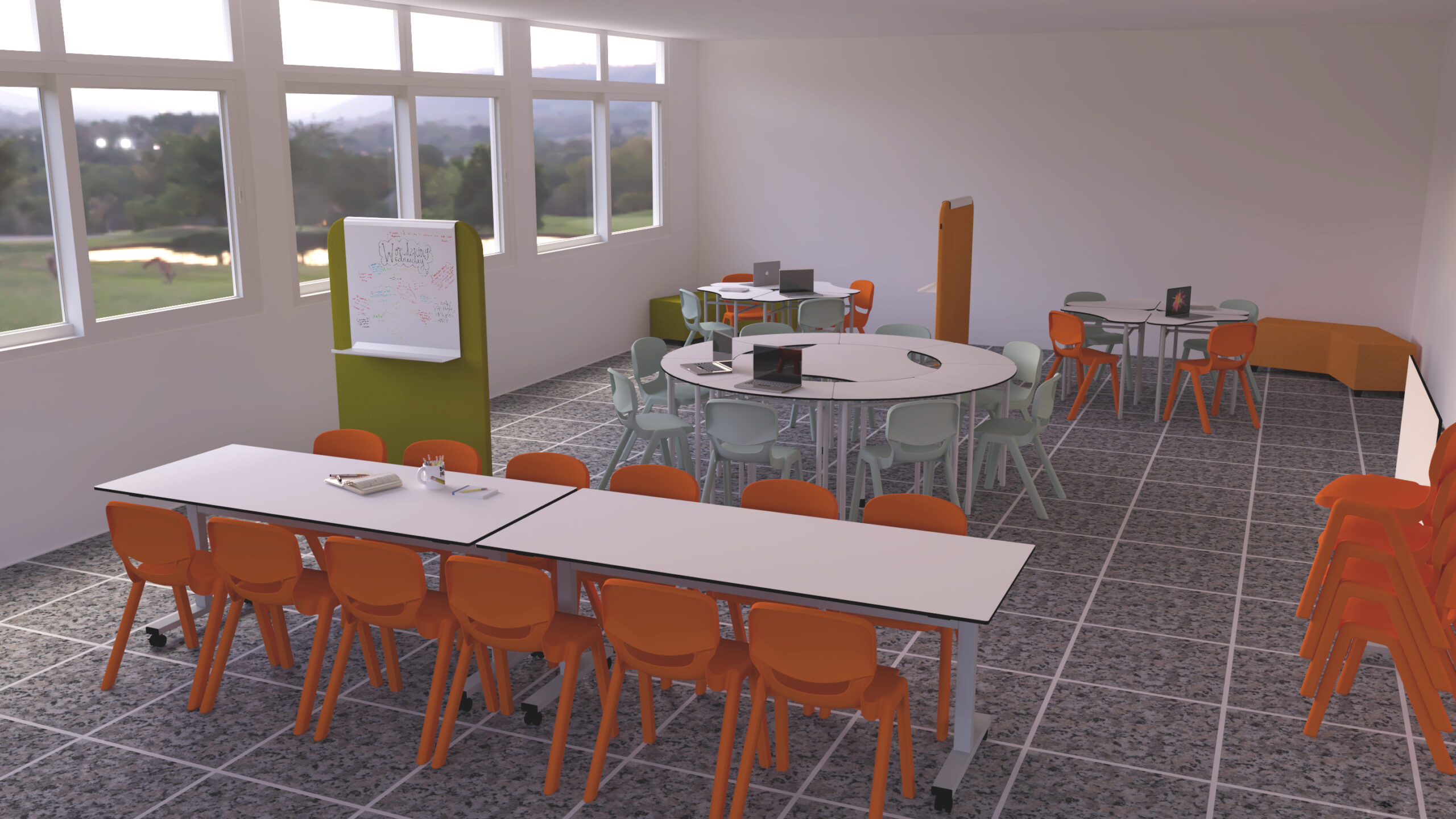 Une salle de classe CEPA moderne avec des chaises orange et vertes, des tables blanches, une table ronde avec des ordinateurs portables, un tableau à feuilles mobiles et de grandes fenêtres donnant sur la verdure. La salle est bien éclairée et organisée pour les activités de groupe et les sessions d'Aula Mentor.