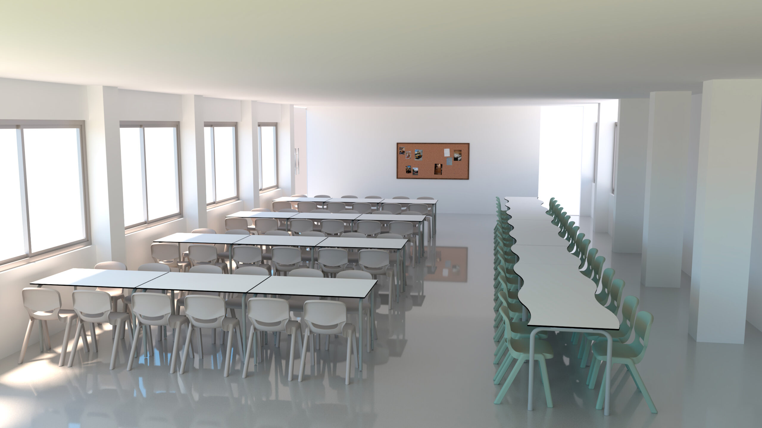 Une salle de classe moderne avec des rangées de bureaux et de chaises de couleur claire, de grandes fenêtres sur la gauche et un tableau en liège avec des documents et des photos sur le mur du fond. La salle est bien éclairée par la lumière naturelle.