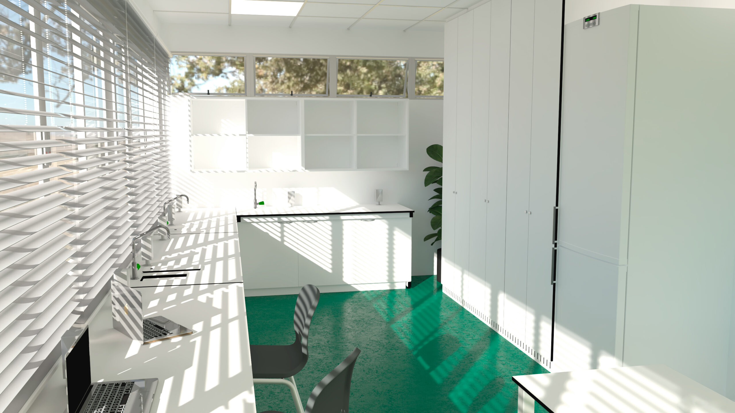Un bureau moderne et lumineux inspiré du design des Laboratoires, avec un sol vert, des murs blancs, des armoires et des bureaux. Trois chaises et des ordinateurs portables sont installés près d'une fenêtre à stores, tandis que la lumière du soleil projette des ombres rayées dans la pièce.