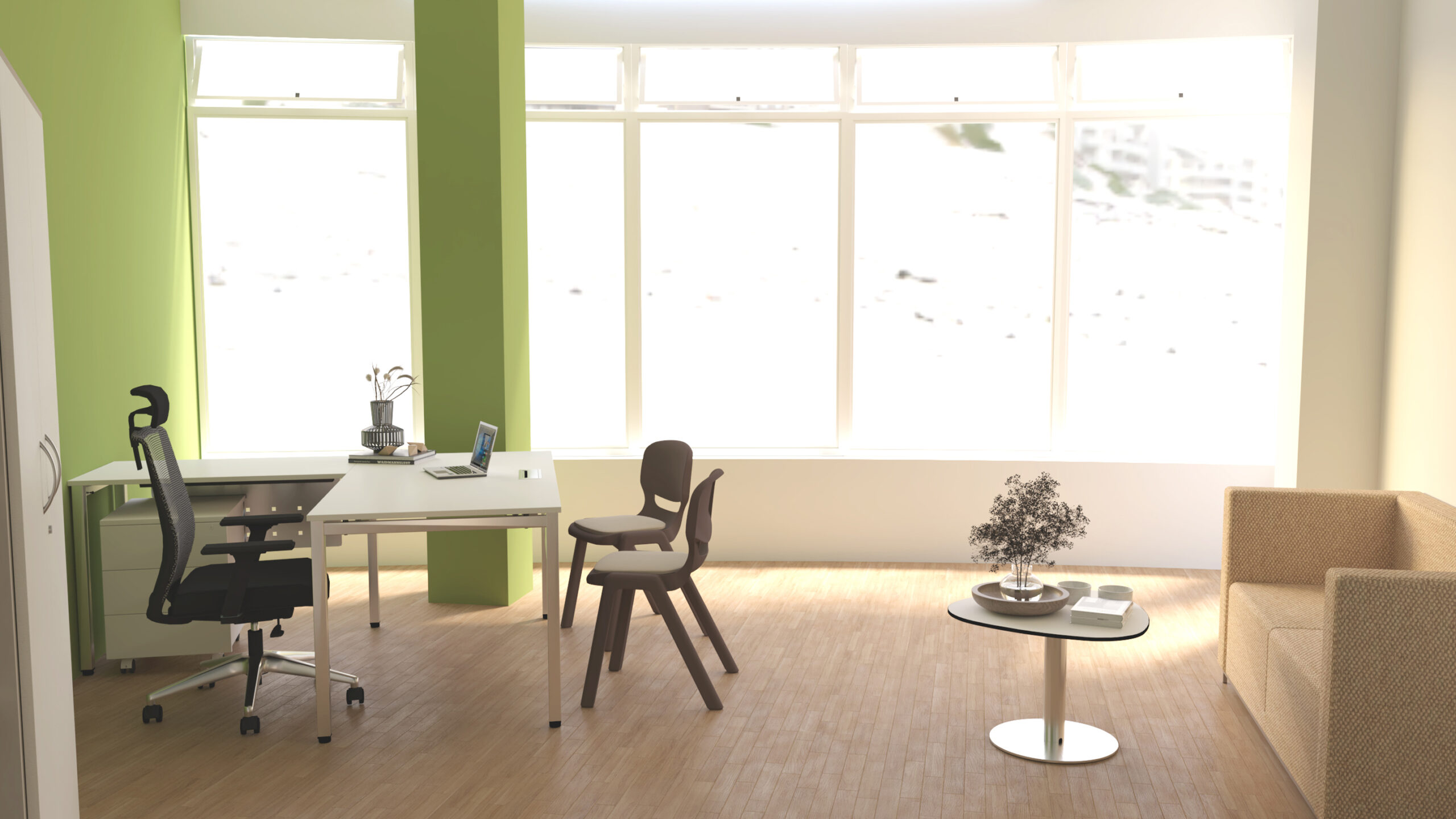 Un bureau moderne avec de grandes fenêtres lumineuses, un bureau blanc avec une chaise de bureau noire et une chaise en bois, un canapé beige et une petite table ronde avec une plante décorative - parfait pour les espaces informels. La pièce est dotée d'un parquet en bois clair et de murs verts.
