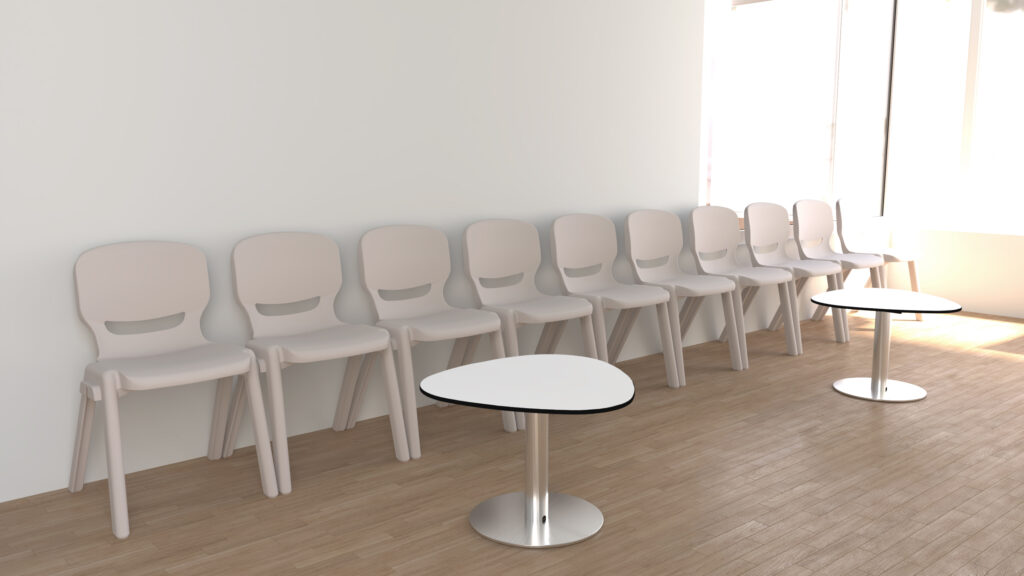 Une rangée de neuf chaises de couleur claire est alignée contre un mur blanc dans une pièce lumineuse au sol en bois, créant ainsi des espaces informels accueillants. Deux petites tables modernes triangulaires blanches avec des pieds en métal se trouvent devant les chaises.