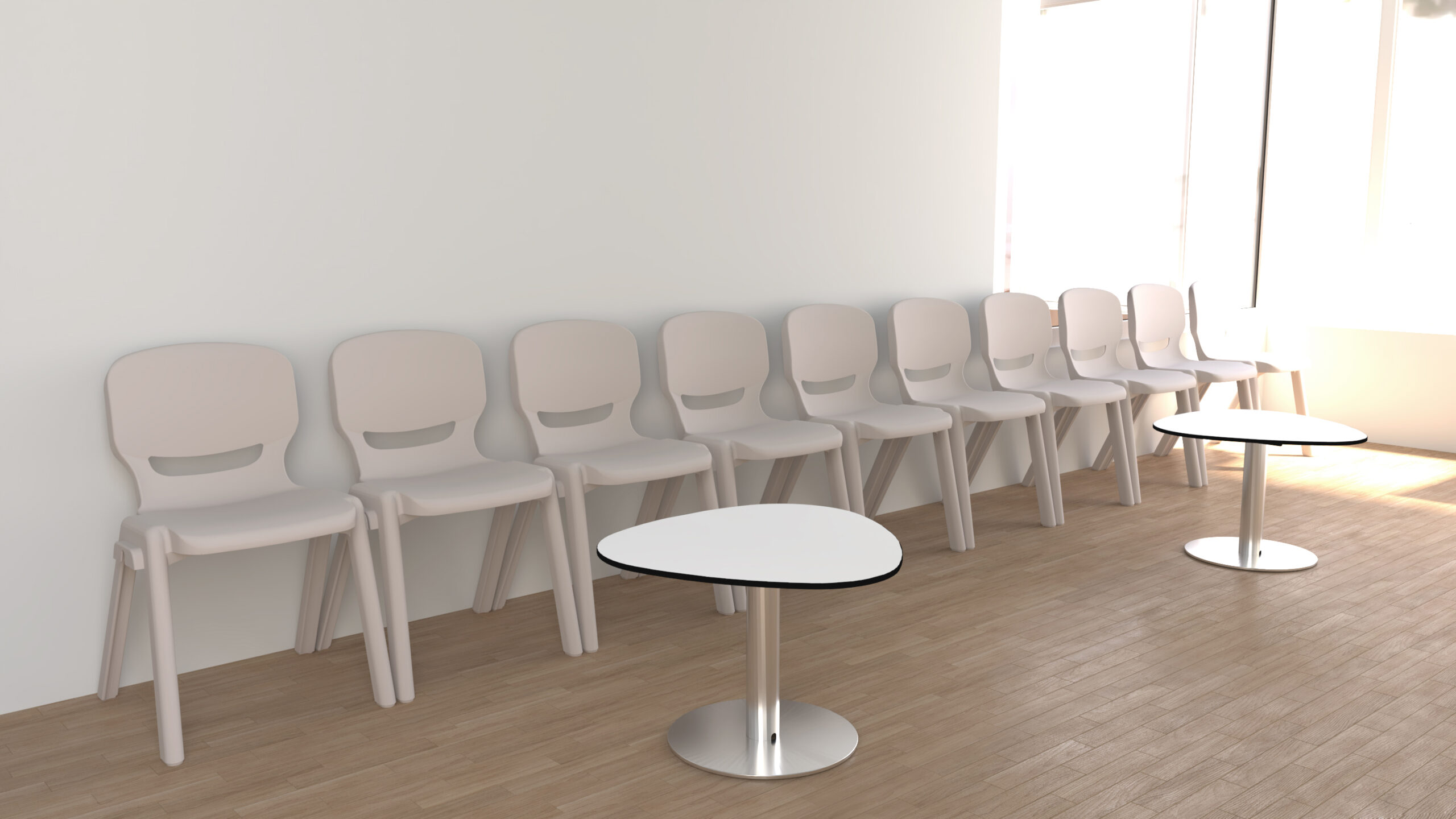 Une rangée de neuf chaises de couleur claire est alignée contre un mur blanc dans une pièce lumineuse au sol en bois, créant ainsi des espaces informels accueillants. Deux petites tables modernes triangulaires blanches avec des pieds en métal se trouvent devant les chaises.