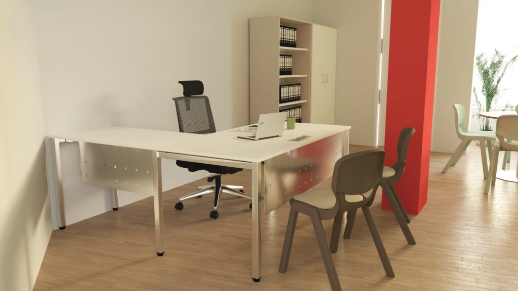 Un bureau moderne dans la salle des enseignants avec un bureau blanc en forme de L, une chaise noire en maille et deux chaises grises pour les invités. Un ordinateur portable, une tasse et un bloc-notes sont posés sur le bureau. Des étagères, un pilier rouge et une table avec des chaises se trouvent à l'arrière-plan.