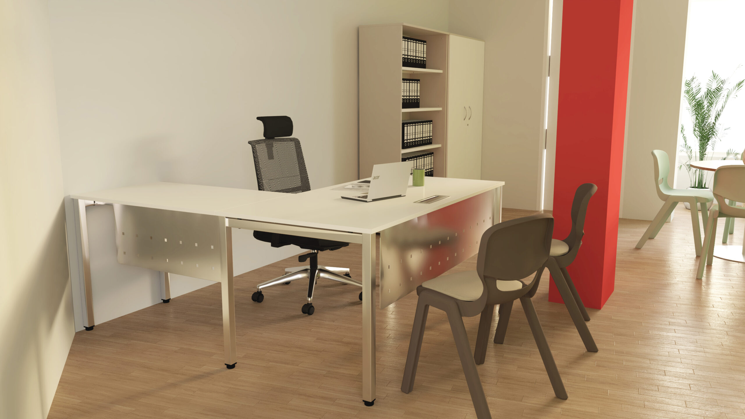 Un bureau moderne dans la salle des enseignants avec un bureau blanc en forme de L, une chaise noire en maille et deux chaises grises pour les invités. Un ordinateur portable, une tasse et un bloc-notes sont posés sur le bureau. Des étagères, un pilier rouge et une table avec des chaises se trouvent à l'arrière-plan.