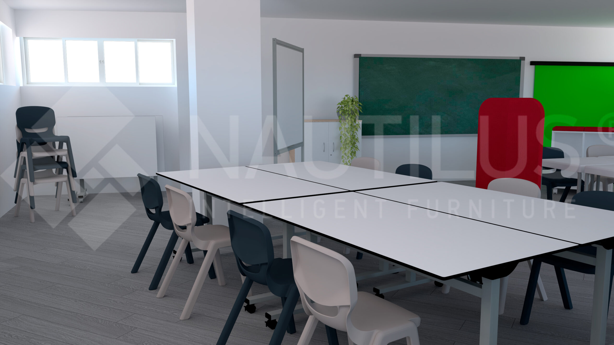 Une salle de classe moderne d'Aula Mentor avec des chaises empilées, des tables blanches, un tableau noir vert, une cloison rouge et de grandes fenêtres laissant entrer la lumière naturelle. La salle dispose d'un sol en bois clair, d'une plante en pot, et est parfaite pour les sessions CEPA ou Ateca.