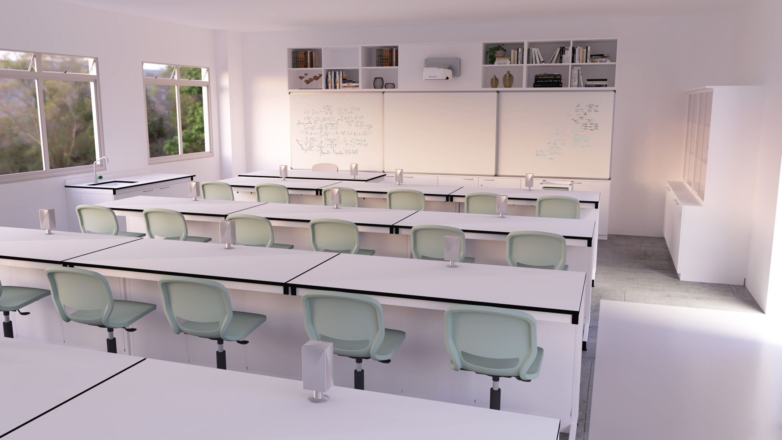 Une salle de classe moderne avec des rangées de bureaux blancs et de chaises vert clair, de grandes fenêtres d'un côté, des tableaux blancs avec des écritures à l'avant, des étagères au-dessus, et la lumière naturelle qui remplit la pièce - parfaite pour l'apprentissage et les Laboratoires.