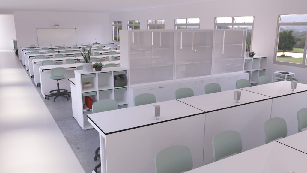 Une salle de classe moderne et lumineuse, conçue comme un laboratoire, avec des rangées de bureaux blancs et de chaises vert menthe, des étagères blanches, des plantes en pot et de grandes fenêtres qui laissent entrer la lumière naturelle. Un tableau blanc est visible à l'avant de la salle.