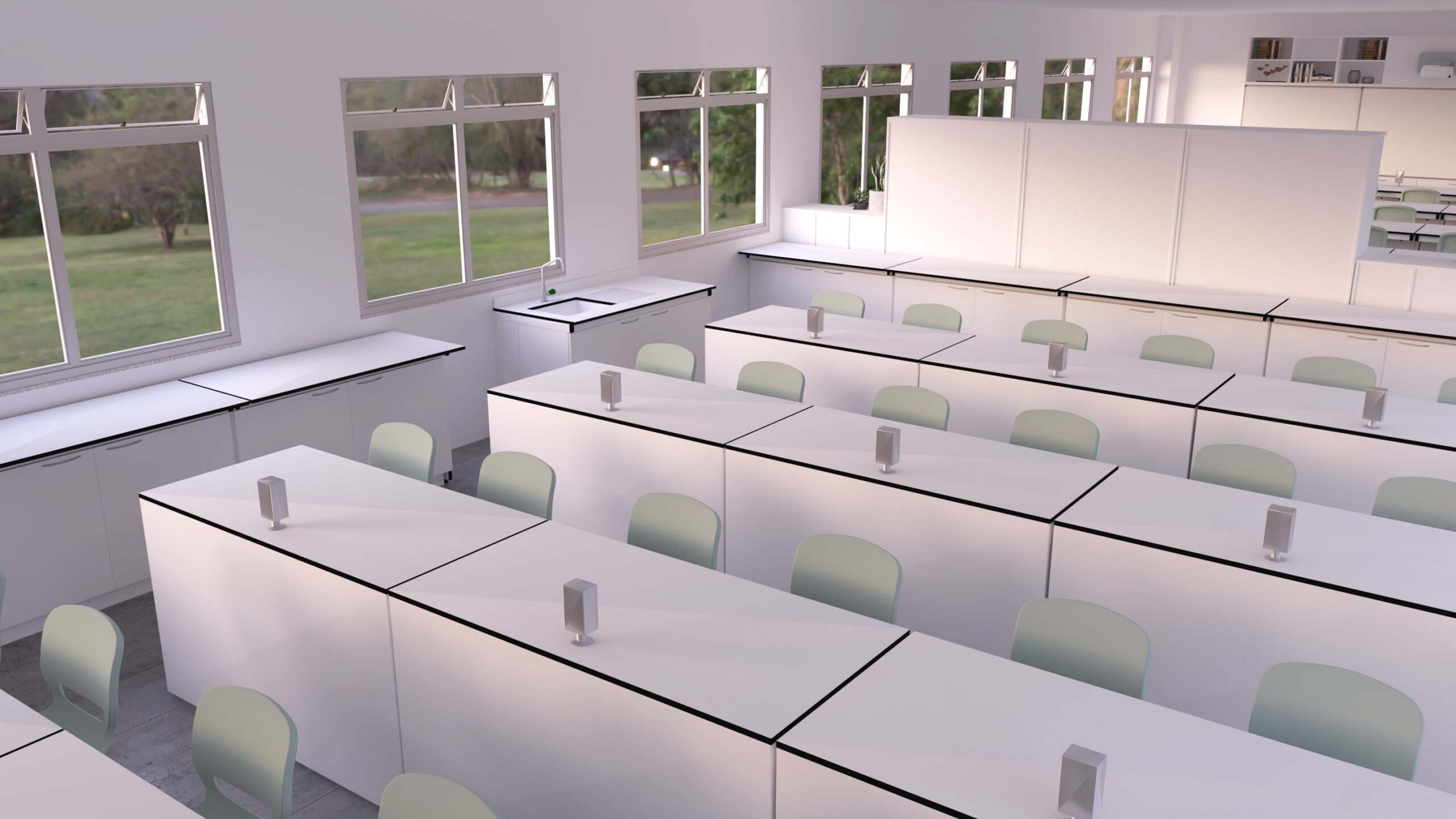 Une salle de classe moderne et vide, avec des bureaux blancs disposés en rangées, des chaises vert pâle et de grandes fenêtres laissant entrer la lumière naturelle. L'espace ressemble aux laboratoires contemporains, avec de petits appareils cubiques sur chaque bureau. La salle semble propre et organisée.