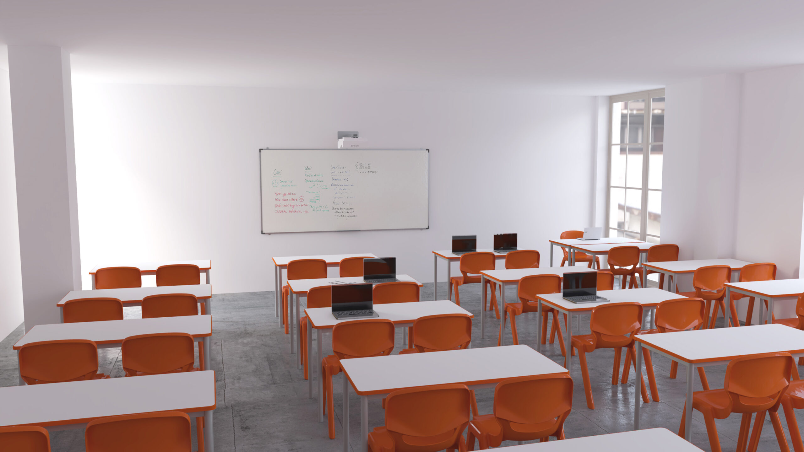 Une salle de classe lumineuse avec des chaises orange et des bureaux blancs disposés en rangées, certains équipés d'ordinateurs portables pour l'éducation en ligne. Un tableau blanc avec des inscriptions est fixé sur le mur de devant, et de grandes fenêtres laissent entrer la lumière naturelle.