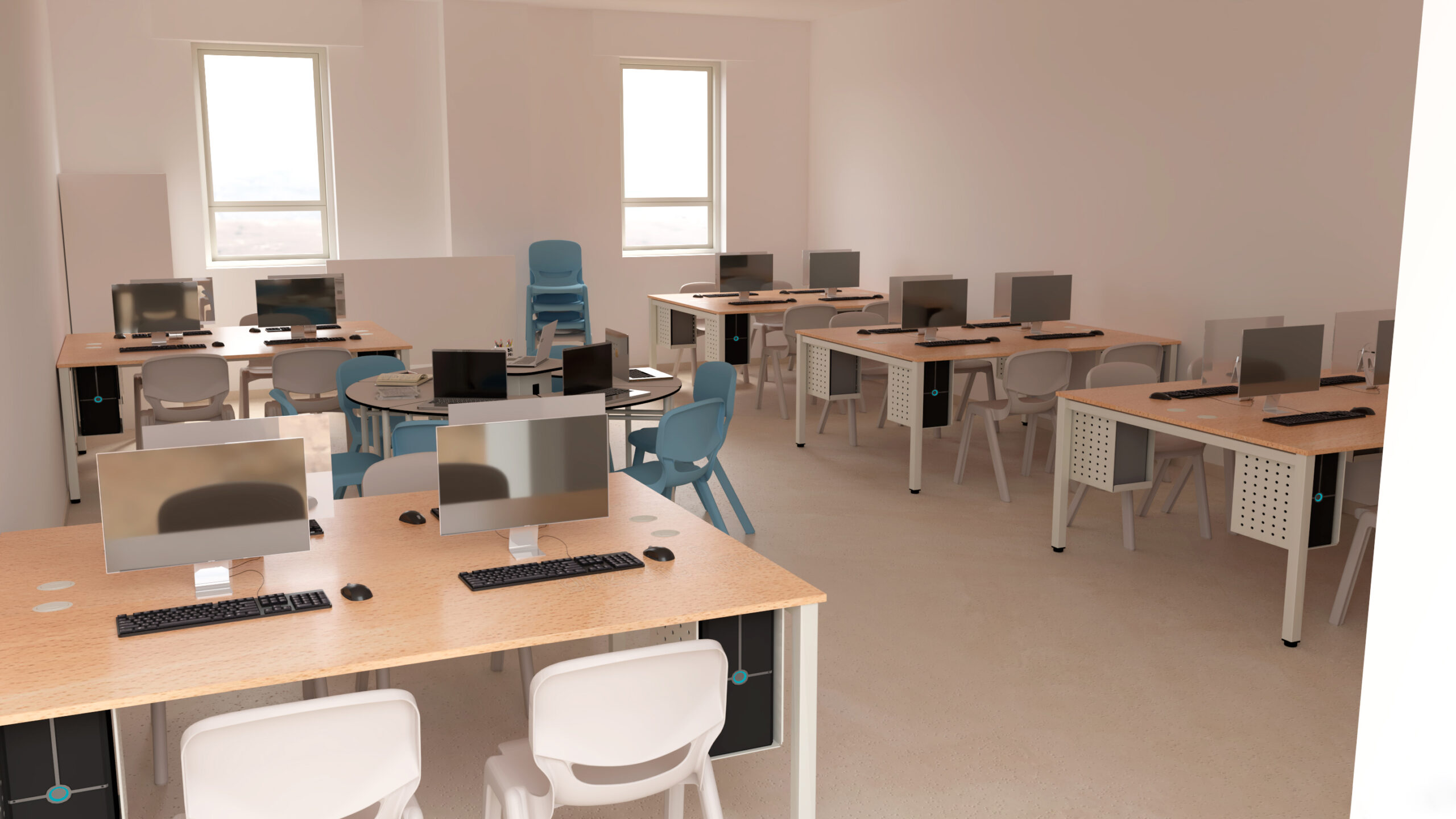 Un laboratoire informatique moderne avec plusieurs bureaux en bois, des écrans d'ordinateur, des claviers et des souris. Des chaises blanches et bleues sont disposées à chaque poste de travail. Deux fenêtres laissent entrer la lumière naturelle. Quelques chaises empilées supplémentaires se trouvent dans un coin.