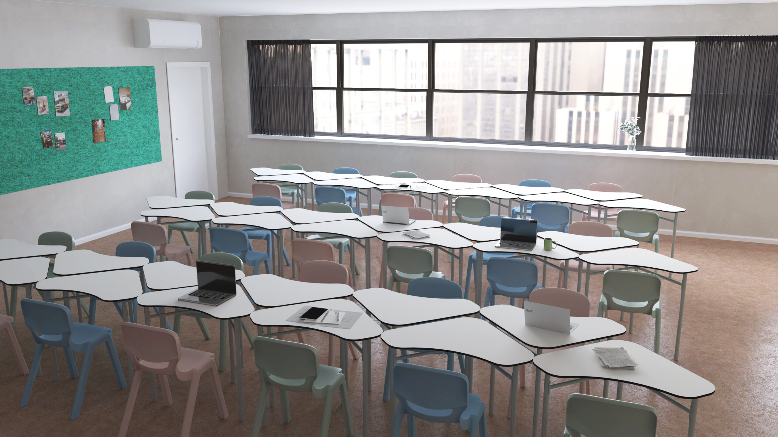 Une salle de classe moderne de l'école numérique avec des chaises de couleur pastel et des bureaux blancs incurvés disposés en rangées ; certains bureaux sont équipés d'ordinateurs portables et de cahiers ouverts. De grandes fenêtres laissent entrer la lumière naturelle et un tableau d'affichage vert est visible sur l'un des murs.