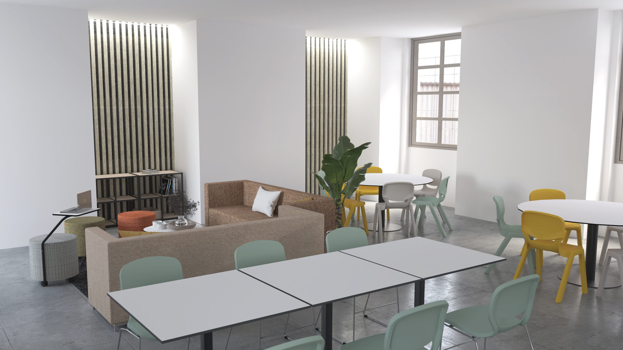 Un salon de bureau moderne avec un canapé beige, des tables rondes avec des chaises pastel et une plante en pot crée des espaces informels accueillants. Un ordinateur portable est posé sur une petite table, tandis que de grandes fenêtres inondent l'espace épuré et minimaliste de lumière naturelle.