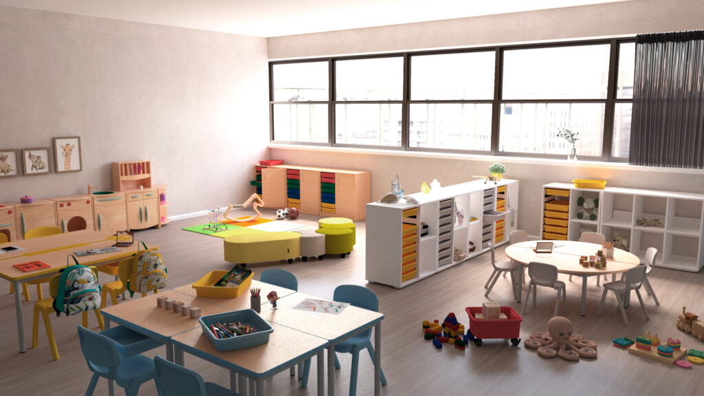 Une salle de classe lumineuse et organisée avec de grandes fenêtres, des chaises et des tables colorées, des étagères remplies de bacs, de jouets et de fournitures artistiques, et des aires de jeu disposées de manière ordonnée dans toute la pièce.