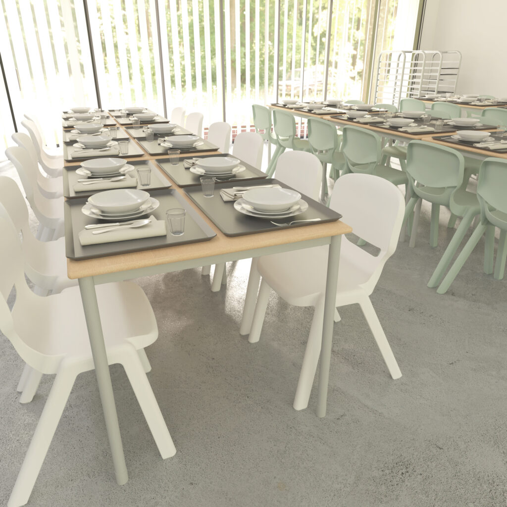 Une cafétéria bien éclairée avec des tables bien rangées, équipées d'assiettes, de bols, de couverts, de verres et de plateaux. Des chaises blanches et vert clair entourent les tables, et la lumière du soleil passe à travers de grands stores verticaux.