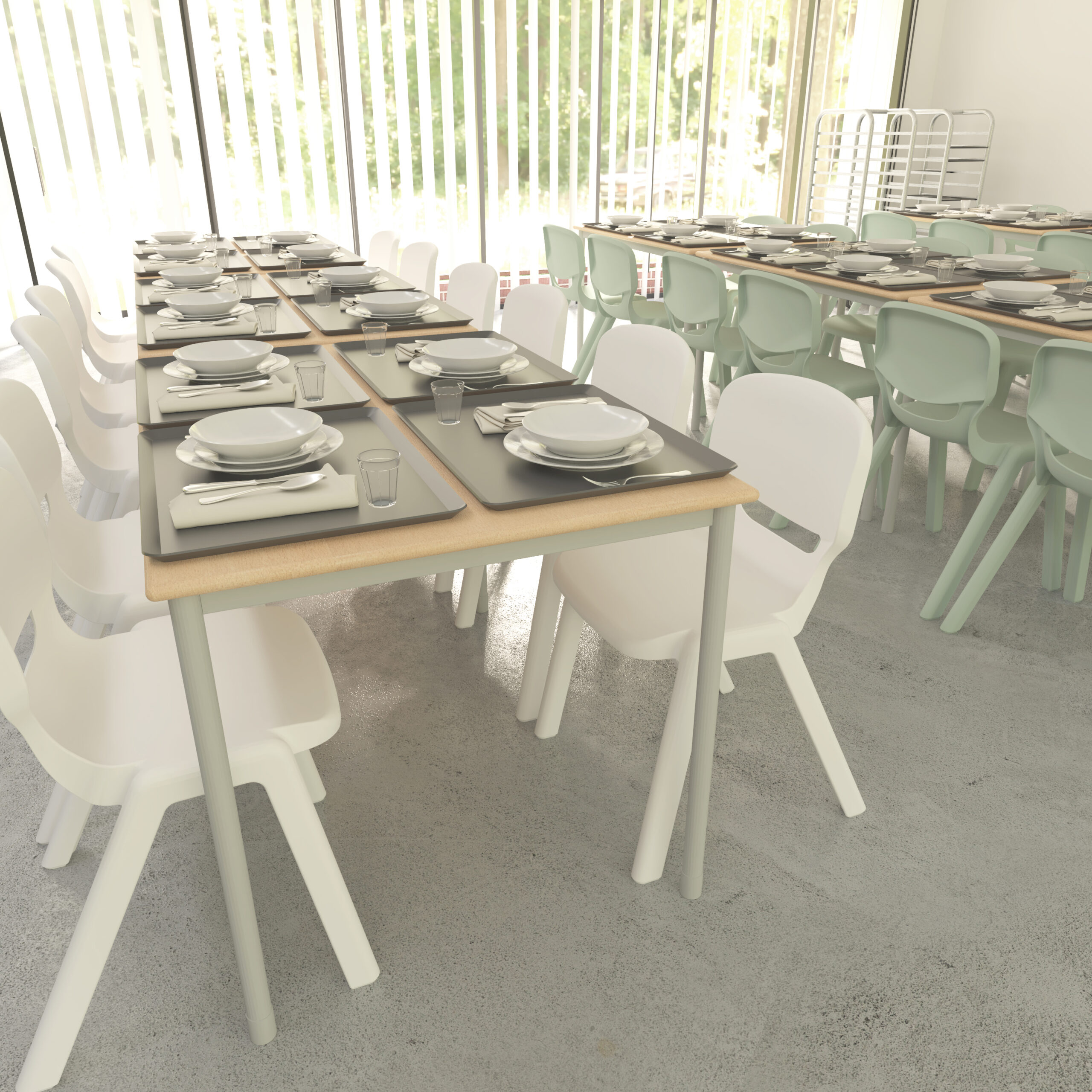 Une cafétéria bien éclairée avec des tables bien rangées, équipées d'assiettes, de bols, de couverts, de verres et de plateaux. Des chaises blanches et vert clair entourent les tables, et la lumière du soleil passe à travers de grands stores verticaux.