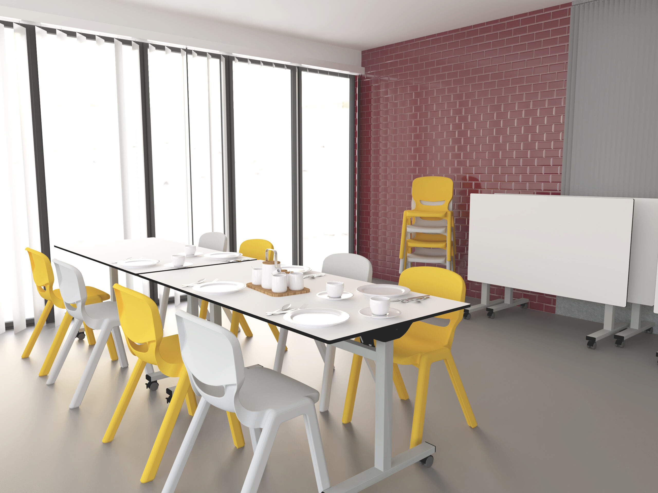 Une salle à manger moderne avec deux tables dressées pour un repas, entourées de chaises jaunes et blanches, de grandes fenêtres à stores verticaux et d'un mur d'accent en briques rouges. Des chaises supplémentaires empilées et des tables pliées se trouvent dans le coin.