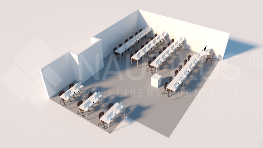 Une salle de classe avec des rangées de bureaux et de chaises disposées face à un tableau blanc à l'avant, placé dans un coin d'une pièce aux murs blancs et au sol gris.