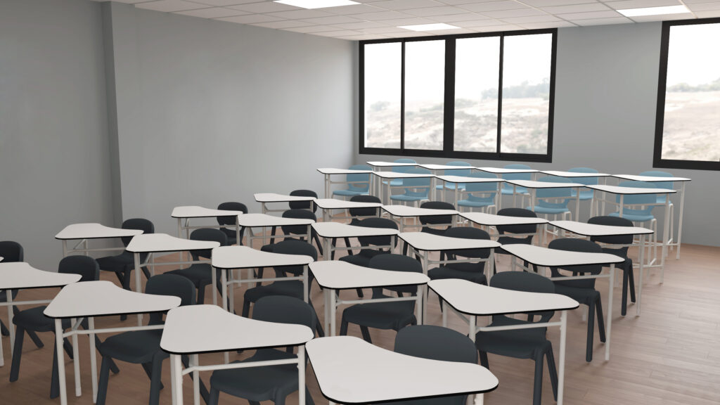 Une salle de classe moderne au CEPA avec des bureaux et des chaises vides, noirs et blancs, disposés en rangées, un sol en bois clair, de grandes fenêtres laissant entrer la lumière naturelle et des murs gris clair - un espace idéal pour les sessions d'Aula Mentor ou d'Ateca.
