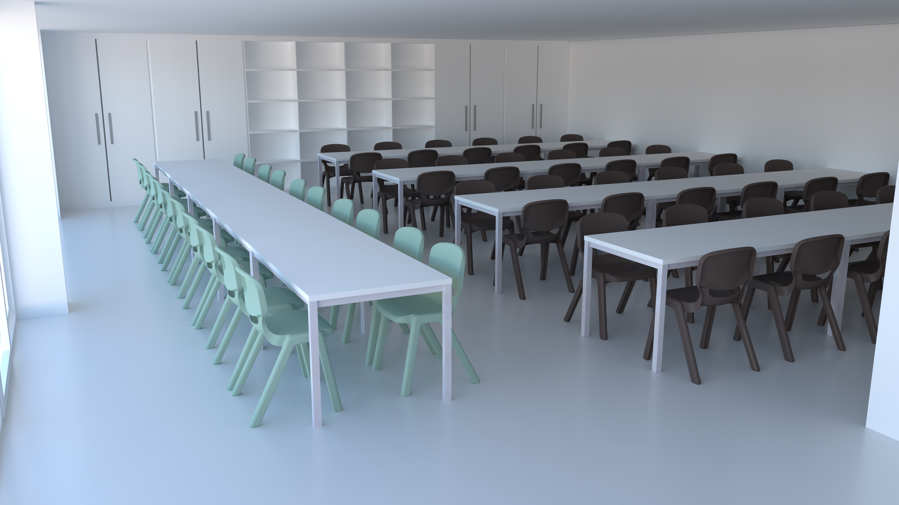 Une salle de classe moderne avec des murs blancs, de grandes fenêtres, de longues tables blanches, des rangées de chaises vertes et noires et des armoires de rangement le long du mur du fond. La salle est bien éclairée et bien rangée.