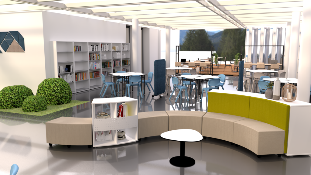 Une bibliothèque moderne avec des sièges beiges incurvés, de petites tables, des étagères et de la verdure crée des espaces informels accueillants. À l'arrière-plan, les chaises bleues des tables font face à de grandes fenêtres avec vue sur les arbres à l'extérieur.