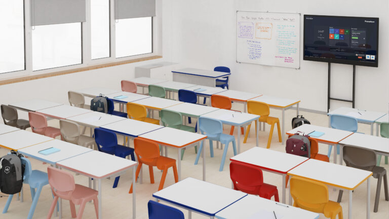 Une salle de classe avec de nombreux bureaux et chaises.