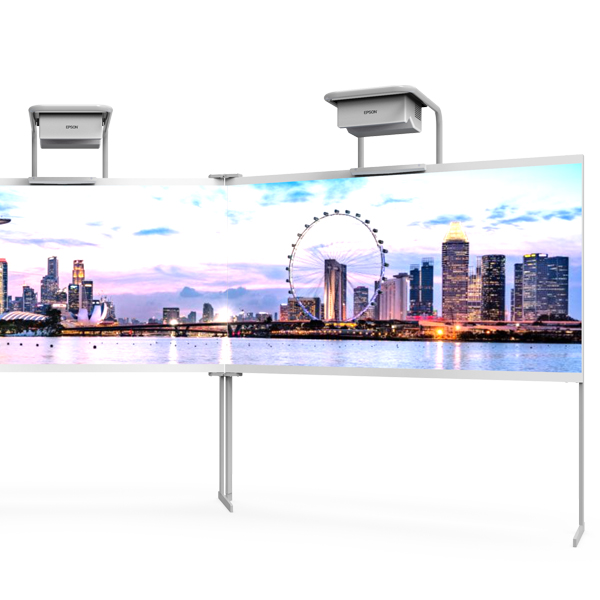 Un grand mur d'affichage incurvé, le Netboard Wall - l'apprentissage immersif, affiche la ligne d'horizon d'une ville au coucher du soleil, avec ses gratte-ciel, sa grande roue et son front de mer. Deux projecteurs Epson montés au plafond sont installés au-dessus de l'écran numérique.